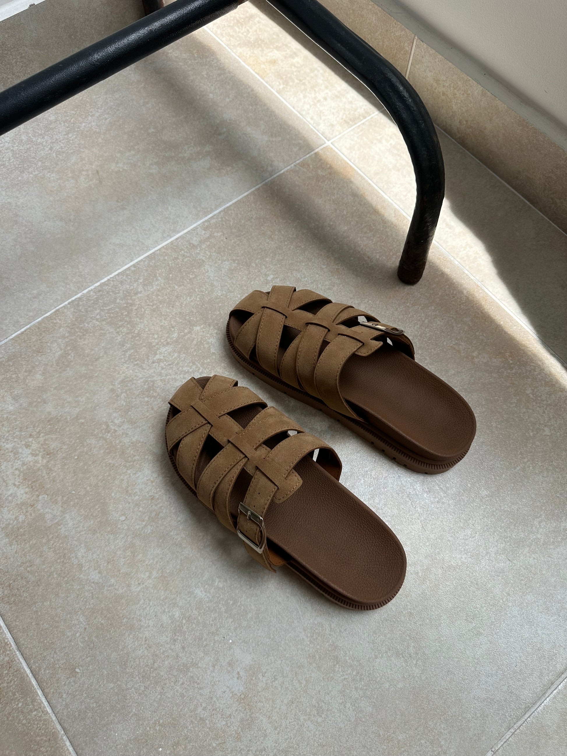 SUECO NOVA x BEIGE EN CUERO SINTÉTICO