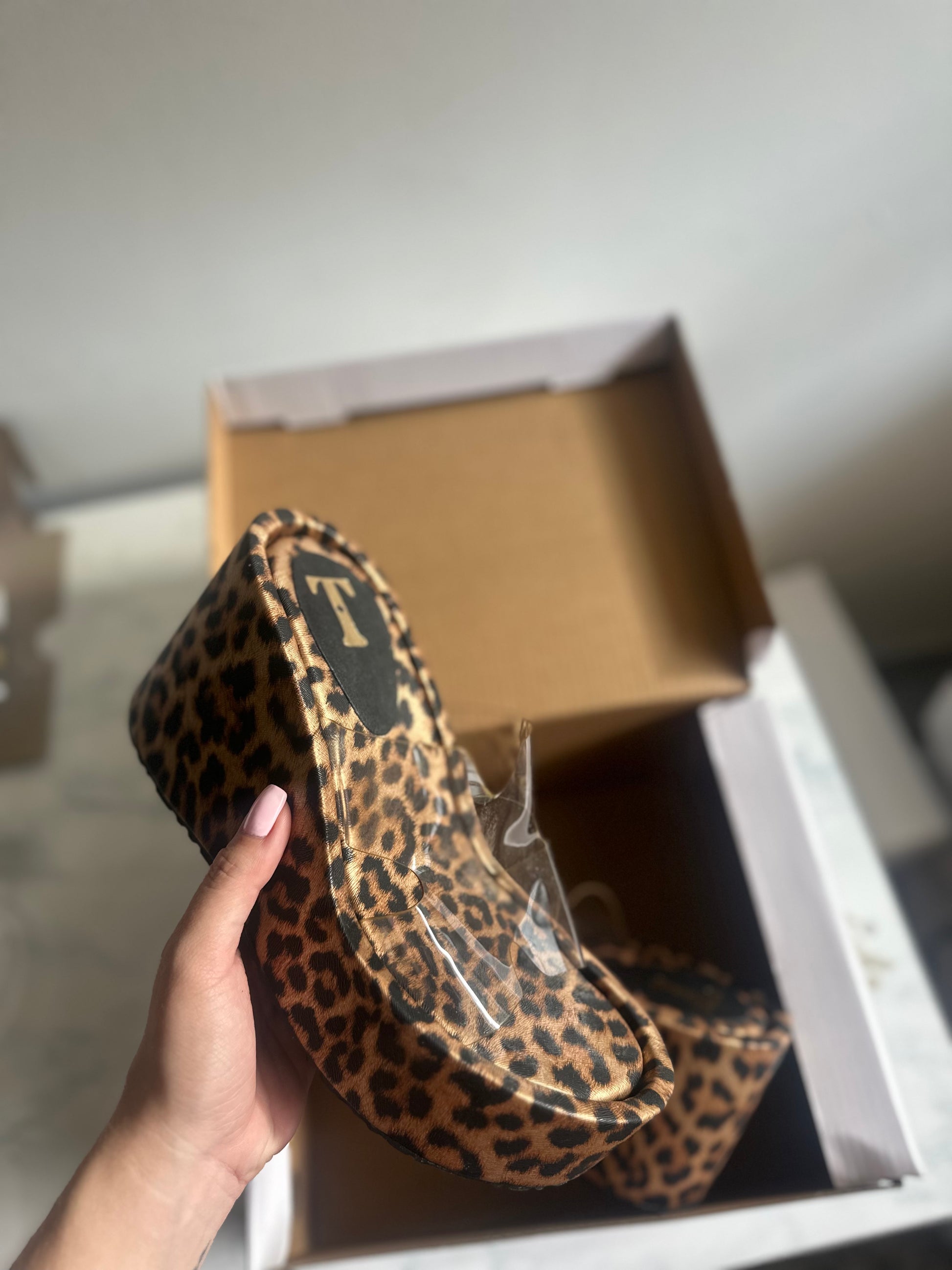 NEREA x LEOPARDO EN CUERO SINTÉTICO