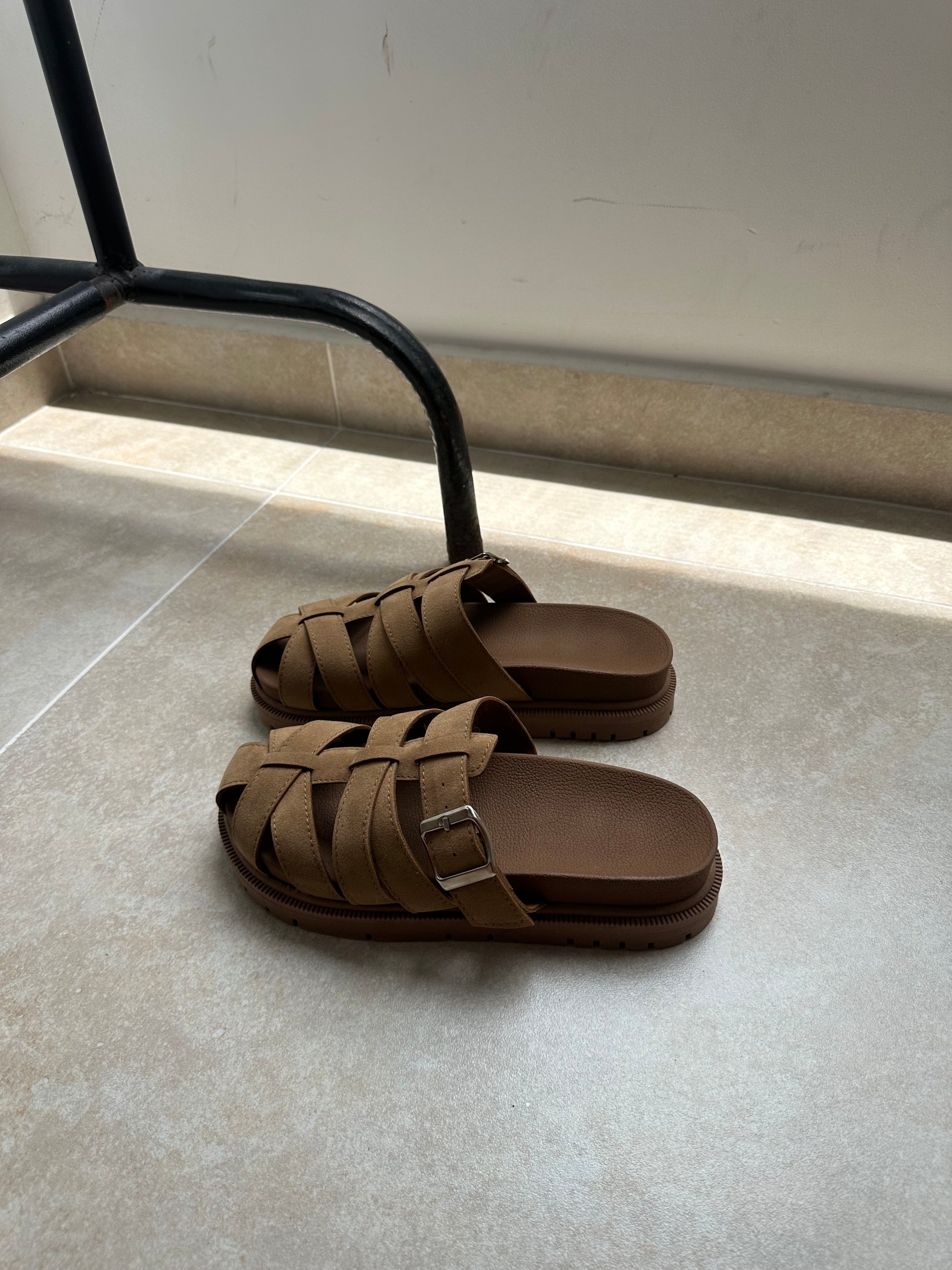 SUECO NOVA x BEIGE EN CUERO SINTÉTICO