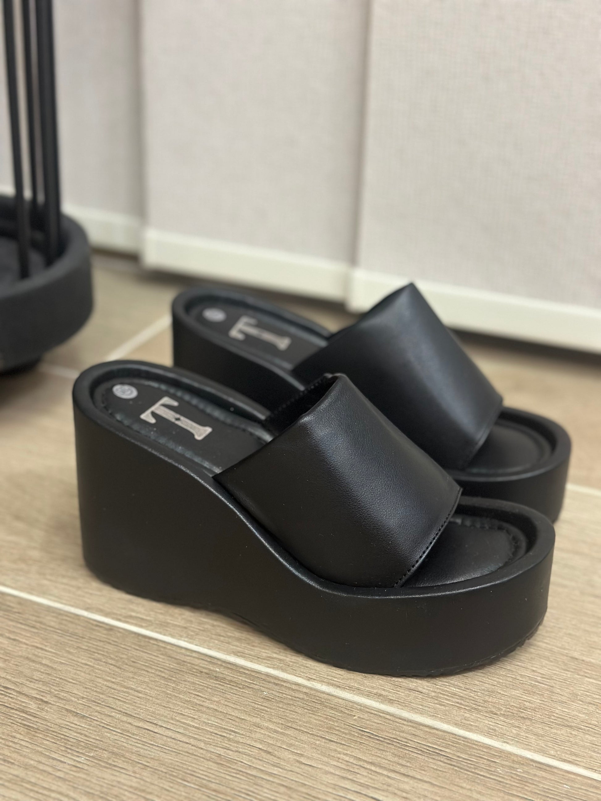 KAIA x NEGRO EN CUERO SINTETICO