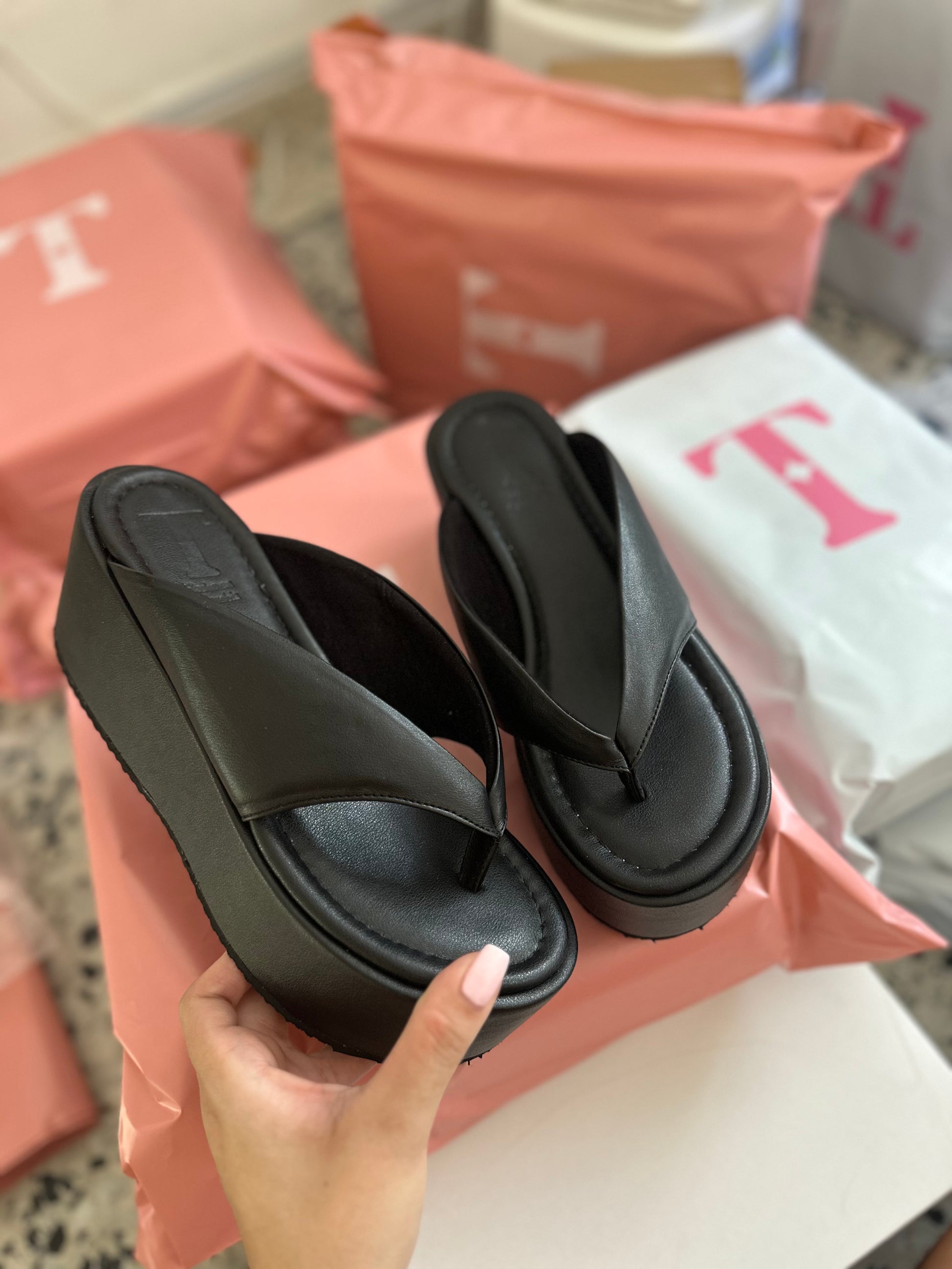 VERONA x NEGRO MATTE EN CUERO SINTÉTICO