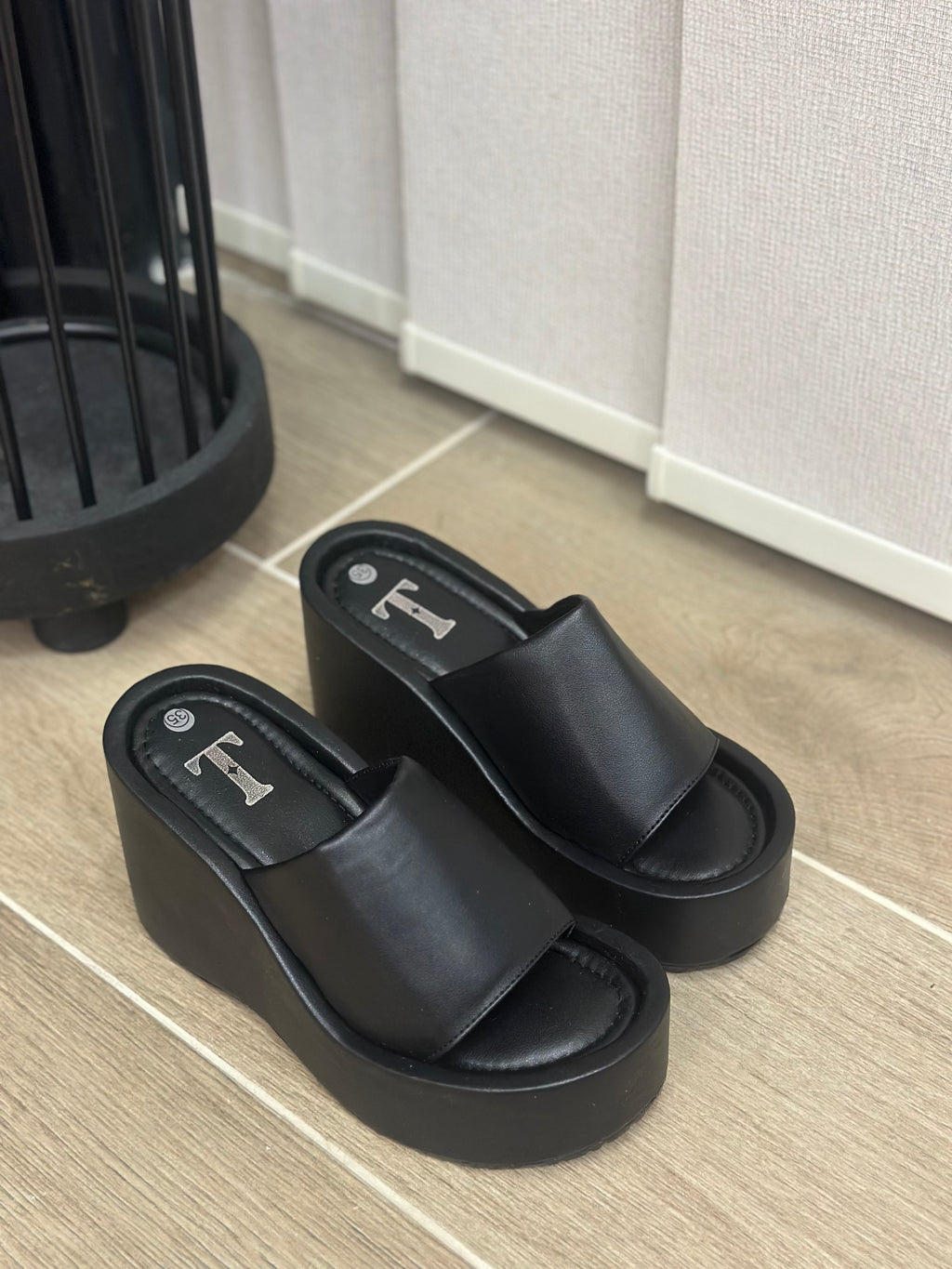KAIA x NEGRO EN CUERO SINTETICO