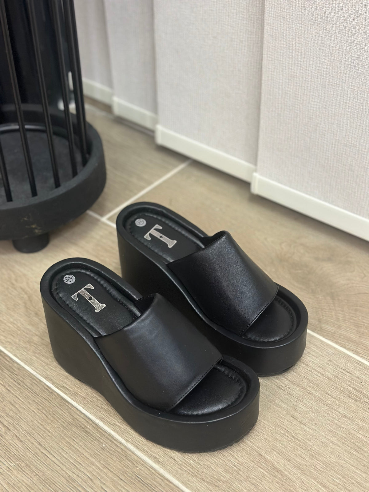 KAIA x NEGRO EN CUERO SINTETICO