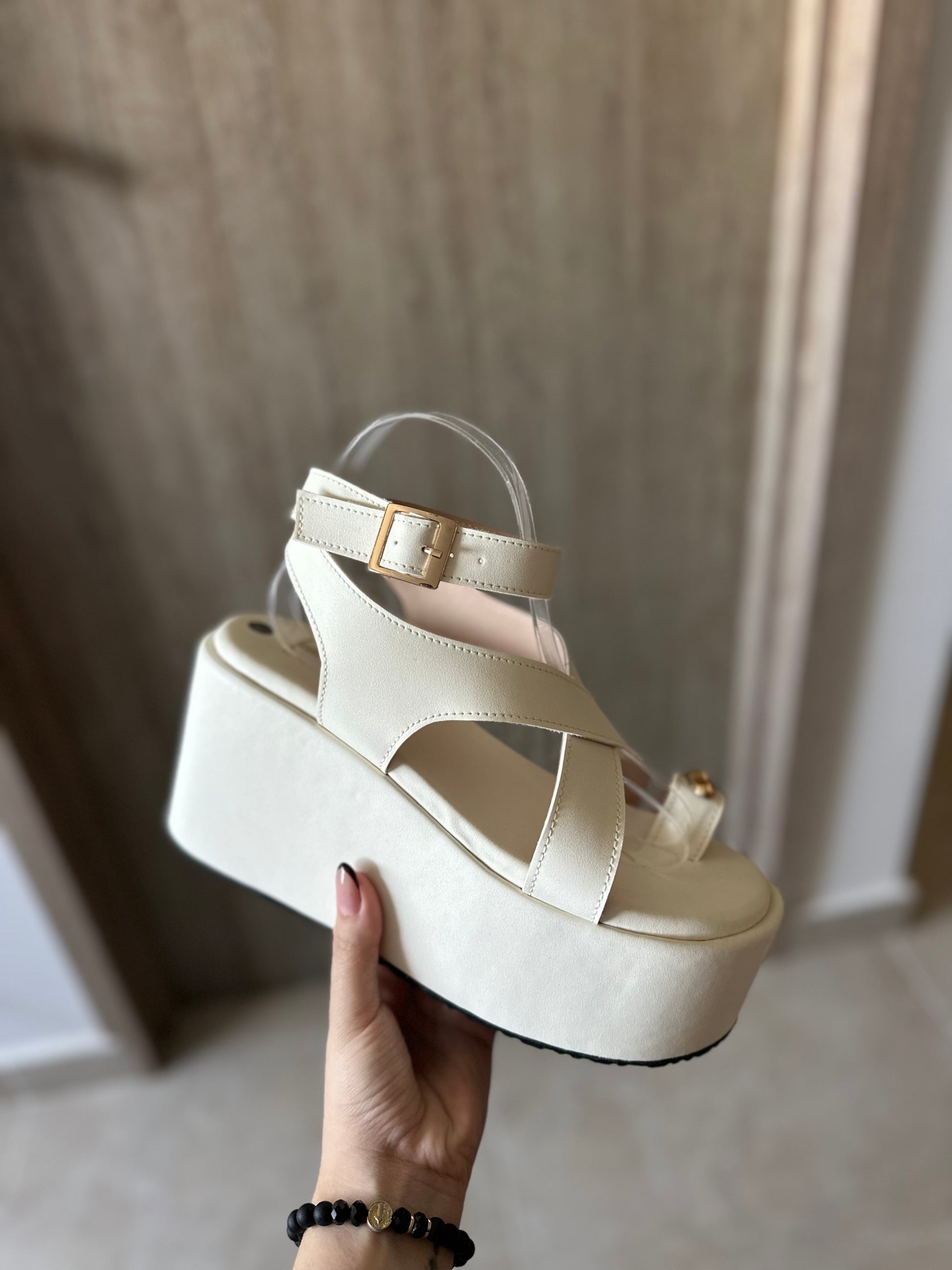 ALTIVA BLANCO HUESO EN SINTÉTICO TIPO CUERO (SOBRE PEDIDO)