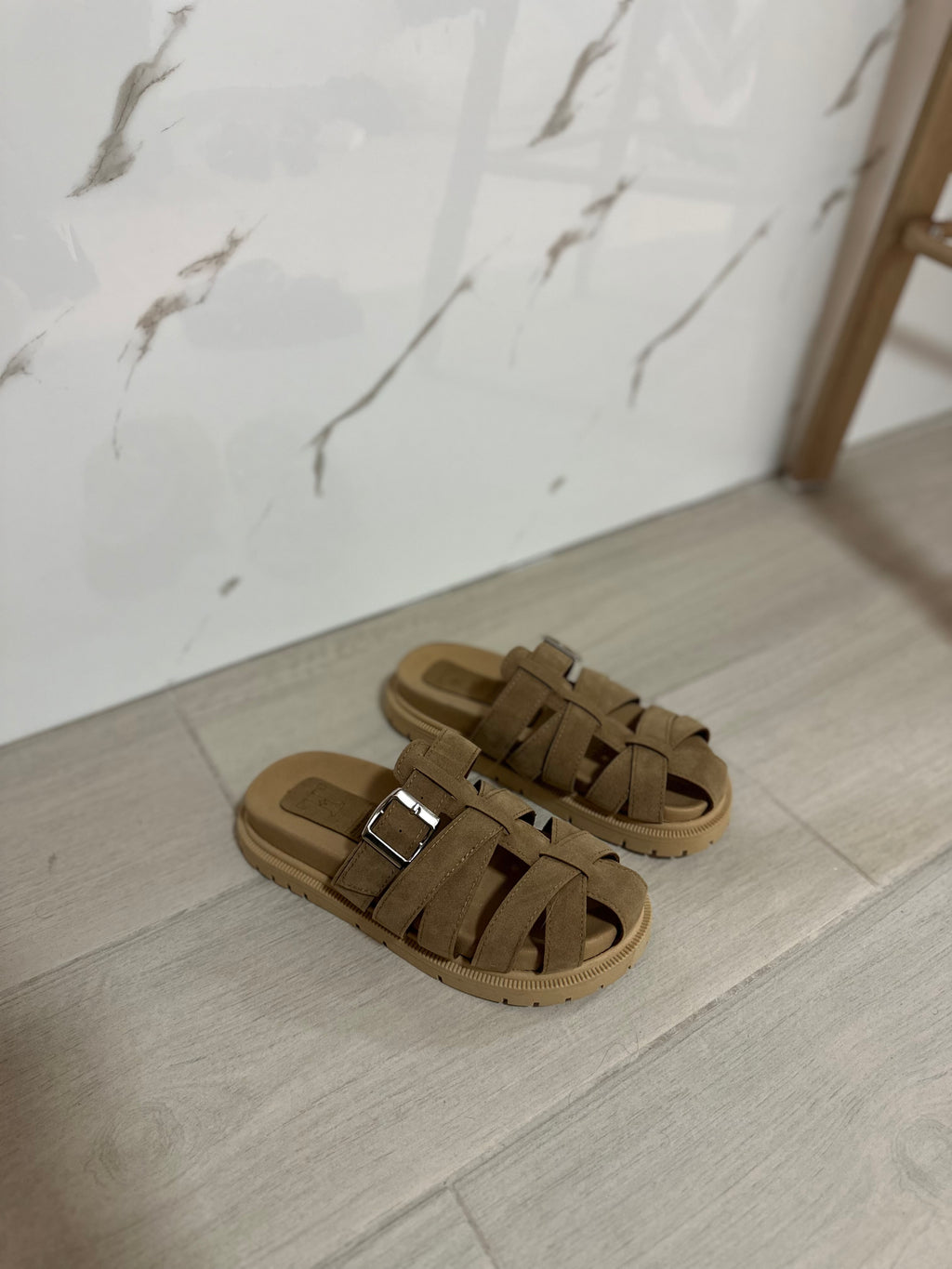 SUECO NOVA x AMARETTO EN CUERO SINTÉTICO