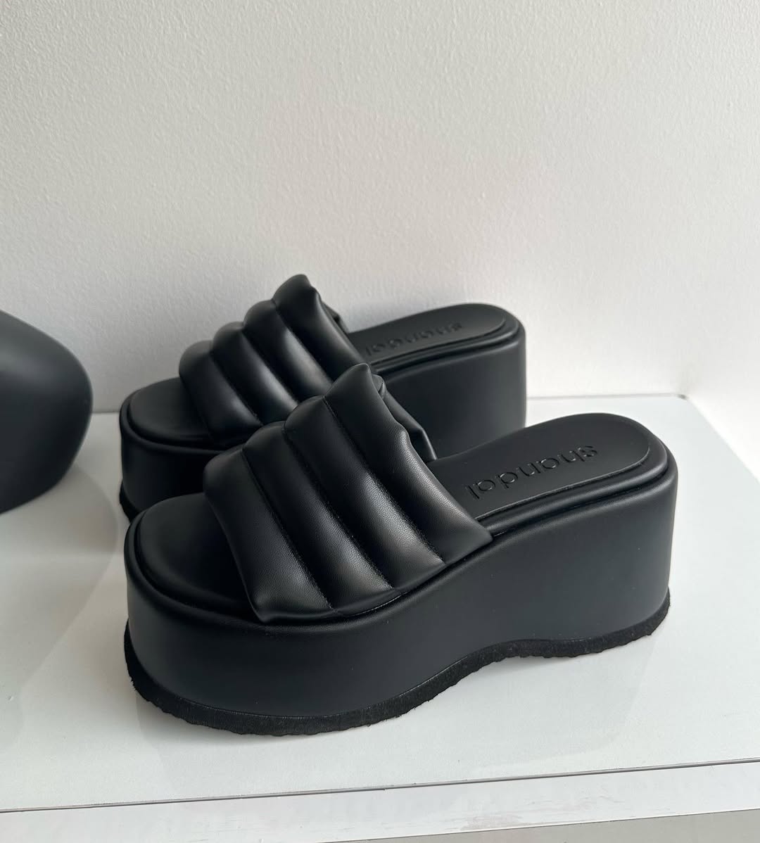 KIM EN CUERO SINTÉTICO (SOBRE PEDIDO)